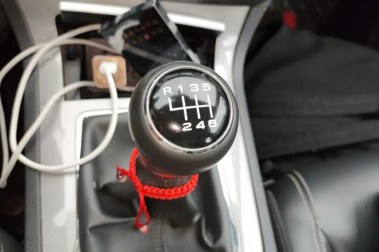 Used Roewe RX5 2016 20T Two-Wheel Drive Manual Transmission Internet Smart Edition Gear Lever