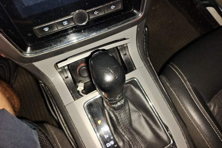 Used Roewe RX5 2016 20T Two-Wheel Drive Automatic Internet Smart Edition Gear Lever