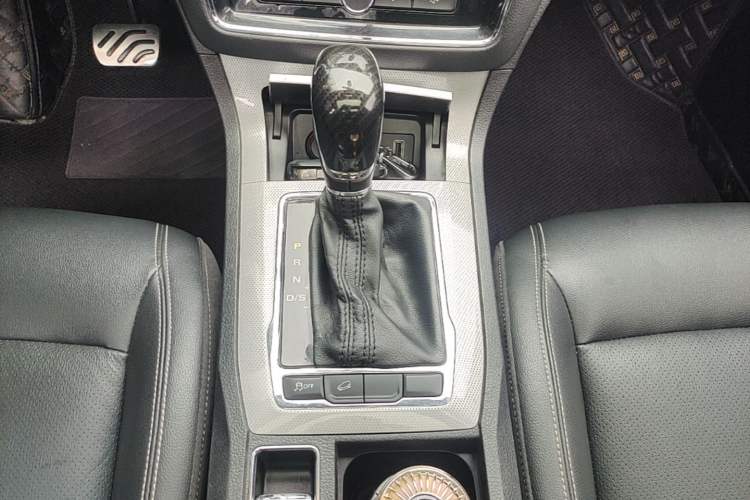 Used Roewe RX5 2016 20T Two-Wheel Drive Automatic Internet Smart Edition Gear Lever