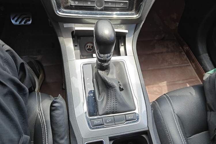 Used Roewe RX5 2016 30T Two-Wheel Drive Automatic Internet Smart Edition Gear Lever