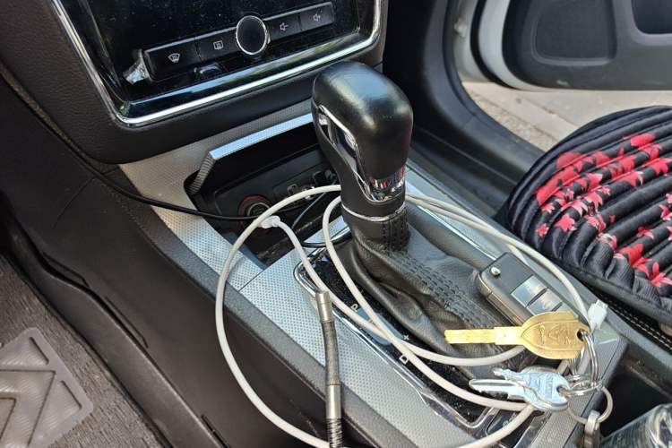 Used Roewe RX5 2016 20T Two-Wheel Drive Automatic Internet Smart Edition Gear Lever
