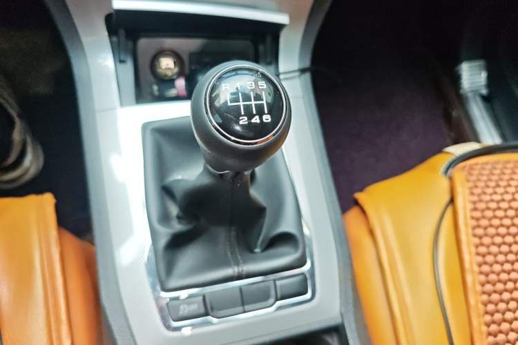 Used Roewe RX5 2016 20T Two-Wheel Drive Manual Transmission Internet Smart Edition Gear Lever