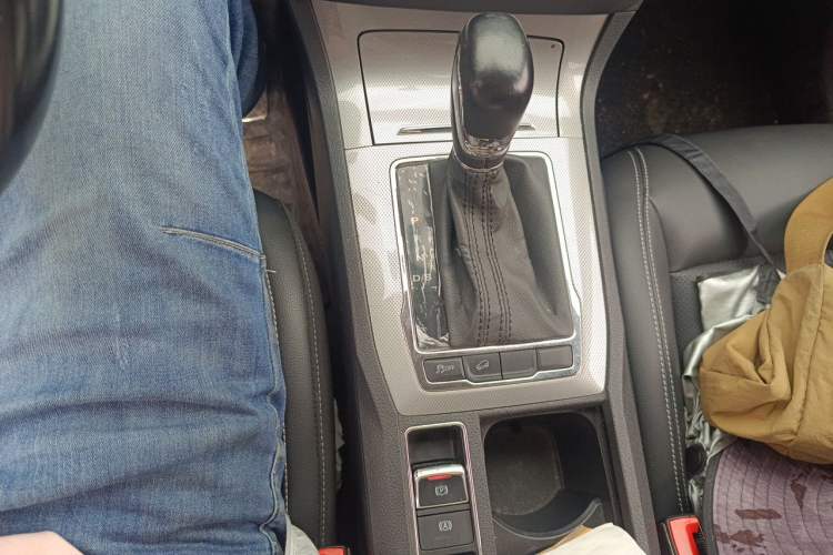 Used Roewe RX5 2016 20T Two-Wheel Drive Automatic Internet Smart Edition Gear Lever
