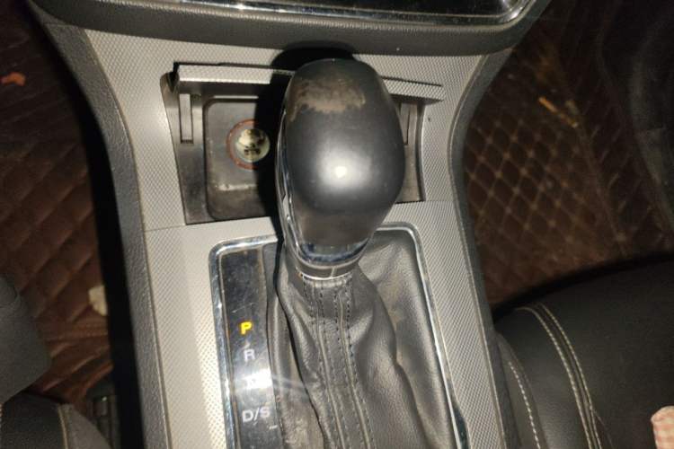 Used Roewe RX5 2016 20T Two-Wheel Drive Automatic Internet Smart Edition Gear Lever