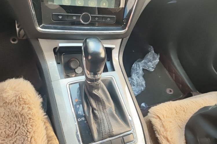 Used Roewe RX5 2016 20T Two-Wheel Drive Automatic Internet Smart Edition Gear Lever
