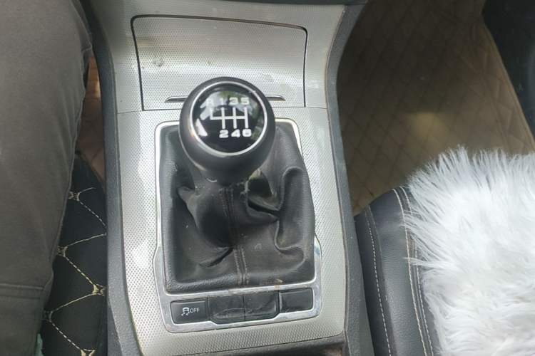 Used Roewe RX5 2016 20T Two-Wheel Drive Manual Flagship Edition Gear Lever