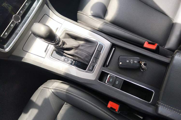 Used Roewe RX5 2016 20T Two-Wheel Drive Automatic Internet Smart Edition Gear Lever