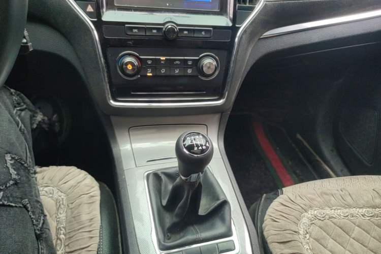 Used Roewe RX5 2016 20T Two-Wheel Drive Manual Flagship Edition Gear Lever