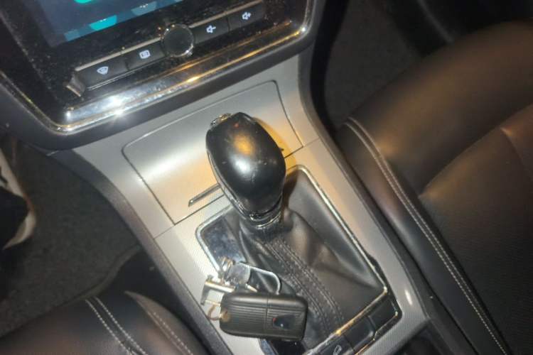Used Roewe RX5 2016 20T Two-Wheel Drive Automatic Internet Smart Edition Gear Lever