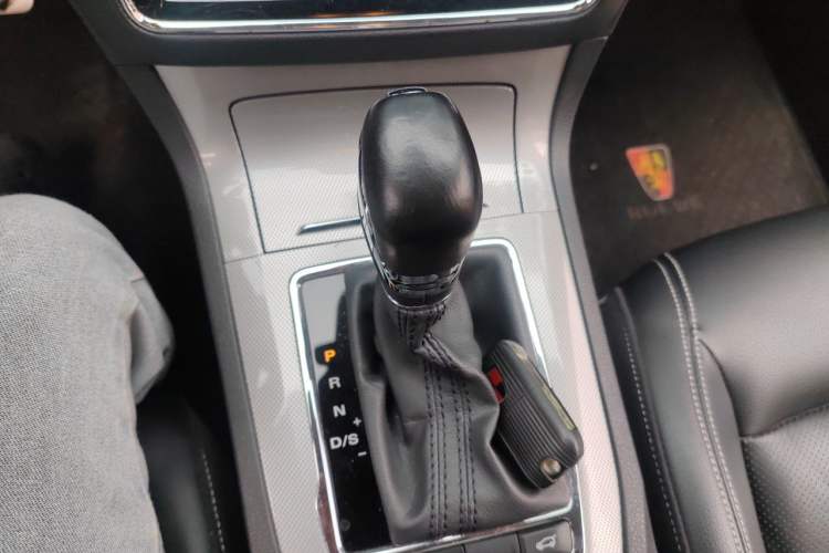 Used Roewe RX5 2016 30T Two-Wheel Drive Automatic Internet Smart Edition Gear Lever