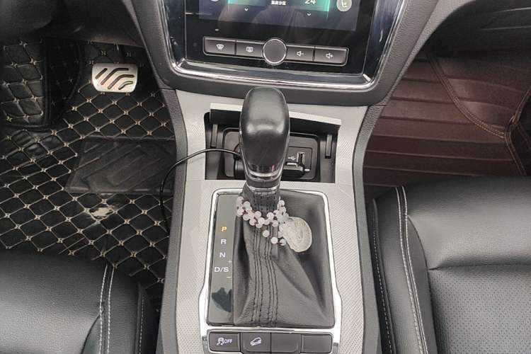 Used Roewe RX5 2016 20T Two-Wheel Drive Automatic Internet Smart Edition Gear Lever
