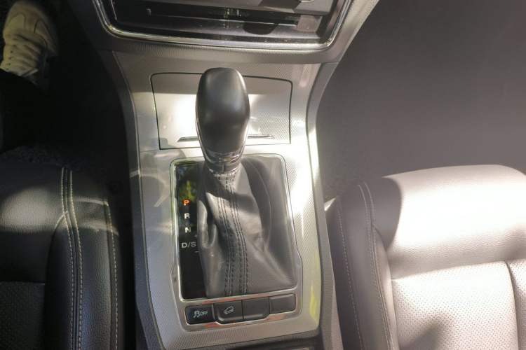 Used Roewe RX5 2016 20T Two-Wheel Drive Automatic Flagship Edition Gear Lever
