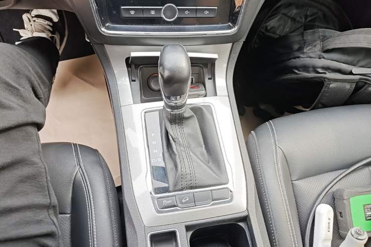 Used Roewe RX5 2016 20T Two-Wheel Drive Automatic Internet Smart Edition Gear Lever
