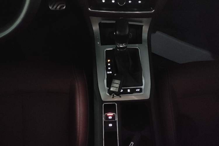 Used Roewe RX5 2016 30T Four-Wheel Drive Automatic Internet Smart Luxury Edition Gear Lever