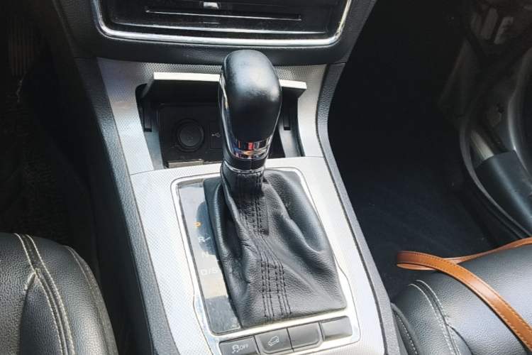 Used Roewe RX5 2016 20T Two-Wheel Drive Automatic Flagship Edition Gear Lever