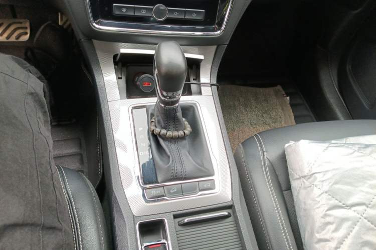 Used Roewe RX5 2016 30T Two-Wheel Drive Automatic Internet Smart Edition Gear Lever