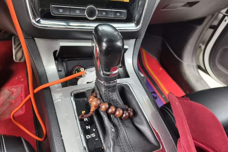 Used Roewe RX5 2016 20T Two-Wheel Drive Automatic Internet Smart Edition Gear Lever