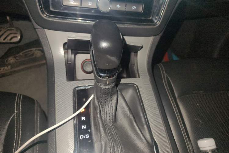 Used Roewe RX5 2016 20T Two-Wheel Drive Automatic Internet Smart Edition Gear Lever