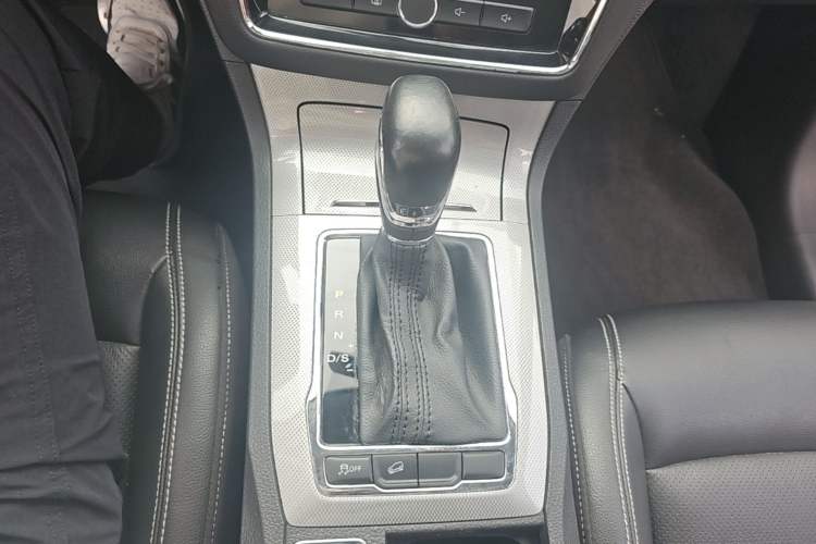 Used Roewe RX5 2016 20T Two-Wheel Drive Automatic Internet Smart Edition Gear Lever