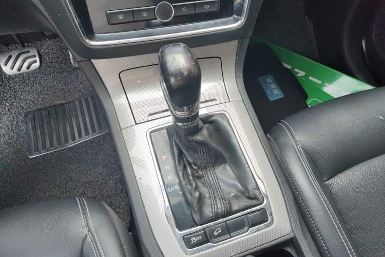 Used Roewe RX5 2016 20T Two-Wheel Drive Automatic Internet Smart Edition Gear Lever