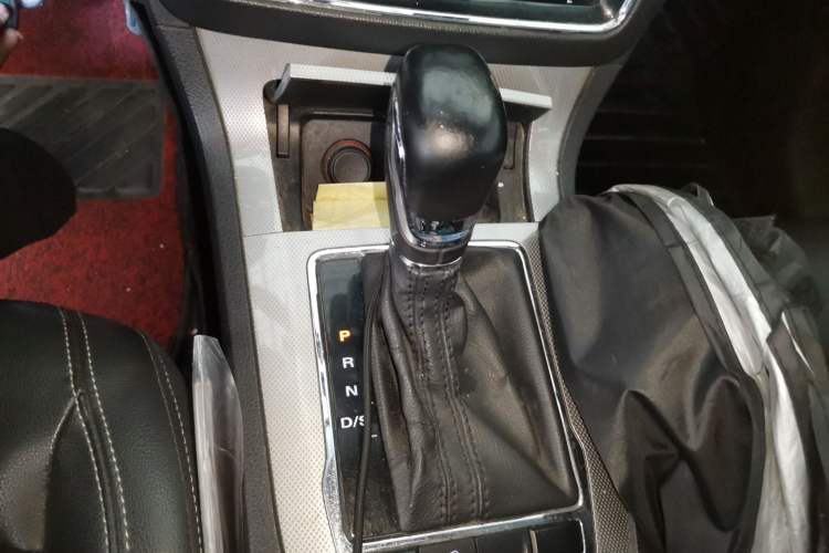 Used Roewe RX5 2016 20T Two-Wheel Drive Automatic Internet Smart Edition Gear Lever