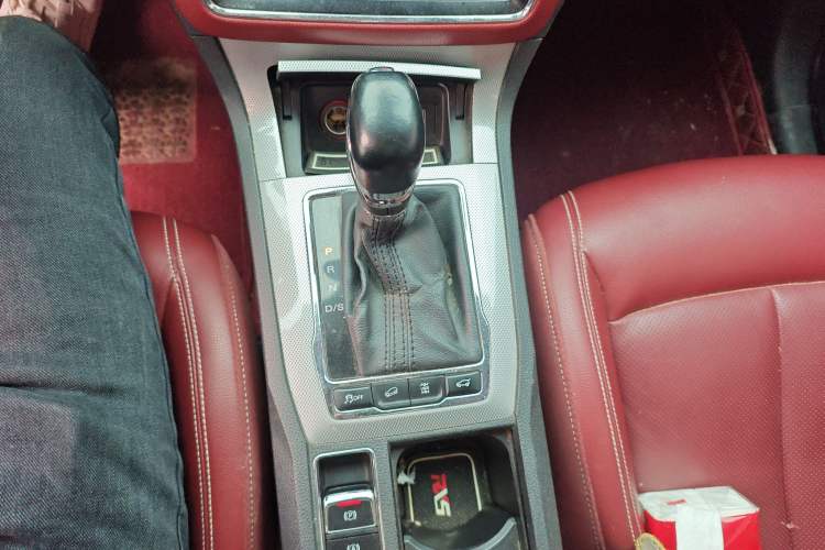 Used Roewe RX5 2016 30T Four-Wheel Drive Automatic Internet Smart Luxury Edition Gear Lever
