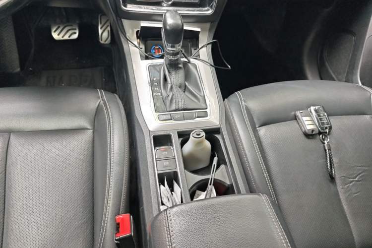Used Roewe RX5 2016 20T Two-Wheel Drive Automatic Internet Smart Edition Gear Lever