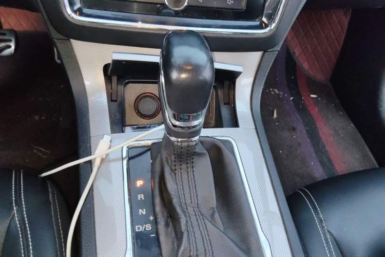 Used Roewe RX5 2016 20T Two-Wheel Drive Automatic Internet Smart Edition Gear Lever