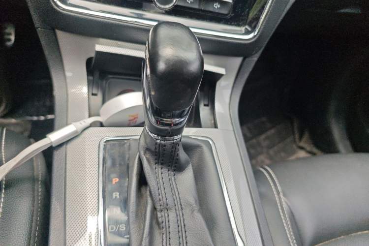 Used Roewe RX5 2016 20T Two-Wheel Drive Automatic Internet Smart Edition Gear Lever