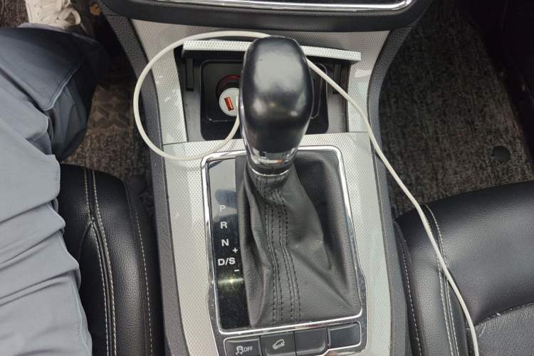 Used Roewe RX5 2016 20T Two-Wheel Drive Automatic Internet Smart Edition Gear Lever
