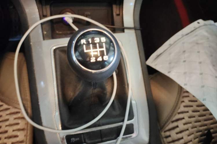 Used Roewe RX5 2016 20T Two-Wheel Drive Manual Flagship Edition Gear Lever