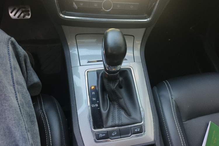 Used Roewe RX5 2016 30T Two-Wheel Drive Automatic Internet Smart Edition Gear Lever