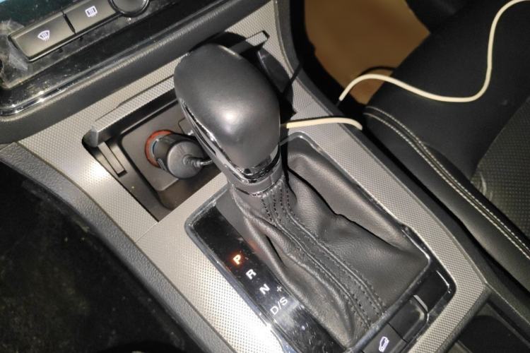 Used Roewe RX5 2016 20T Two-Wheel Drive Automatic Internet Smart Edition Gear Lever