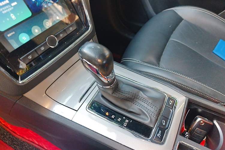 Used Roewe RX5 2016 30T Two-Wheel Drive Automatic Internet Smart Edition Gear Lever
