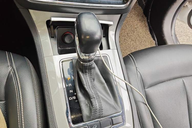 Used Roewe RX5 2016 20T Two-Wheel Drive Automatic Internet Smart Edition Gear Lever