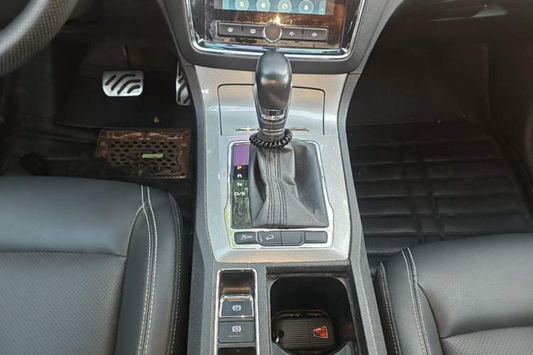 Used Roewe RX5 2016 20T Two-Wheel Drive Automatic Internet Smart Edition Gear Lever