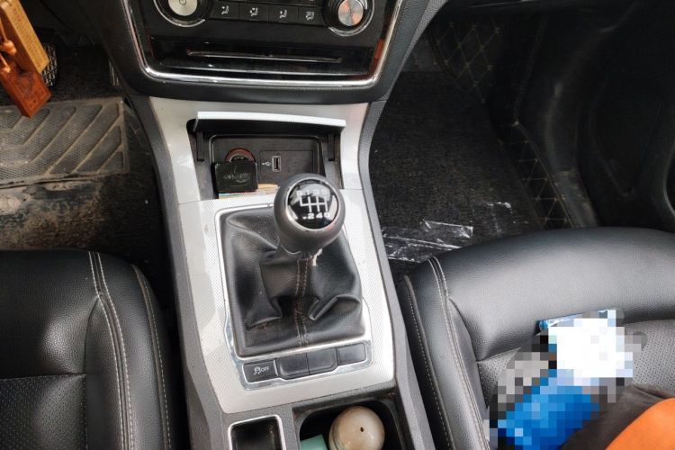 Used Roewe RX5 2016 20T Two-Wheel Drive Manual Flagship Edition Gear Lever