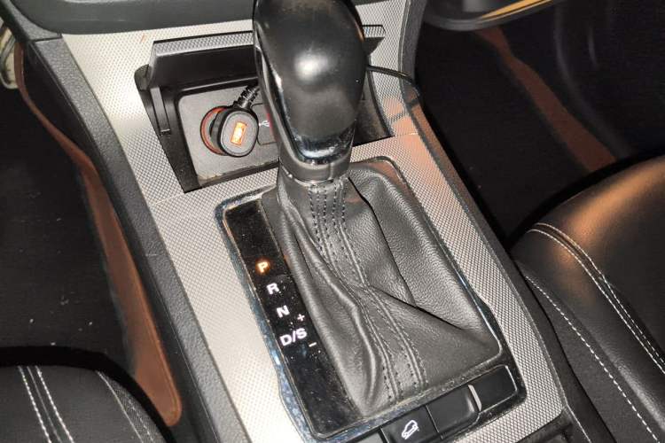 Used Roewe RX5 2016 20T Two-Wheel Drive Automatic Internet Smart Edition Gear Lever