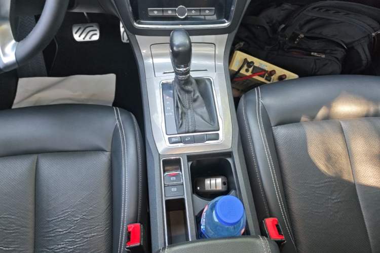 Used Roewe RX5 2016 20T Two-Wheel Drive Automatic Internet Smart Edition Gear Lever