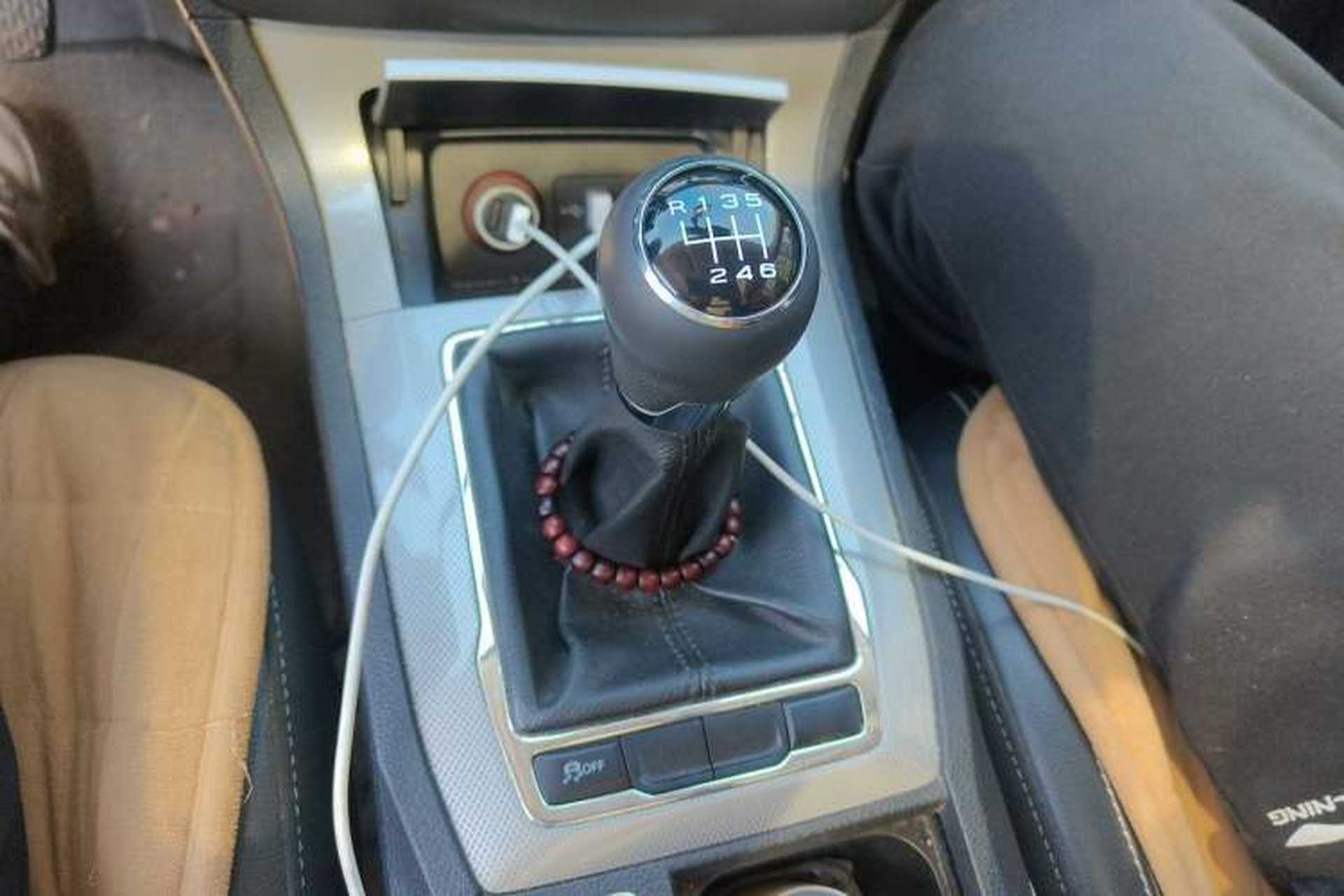 Used Roewe RX5 2016 20T Two-Wheel Drive Manual Flagship Edition Gear Lever