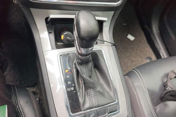 Used Roewe RX5 2016 20T Two-Wheel Drive Automatic Internet Smart Edition Gear Lever