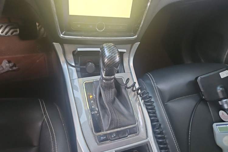 Used Roewe RX5 2016 20T Two-Wheel Drive Automatic Internet Smart Edition Gear Lever