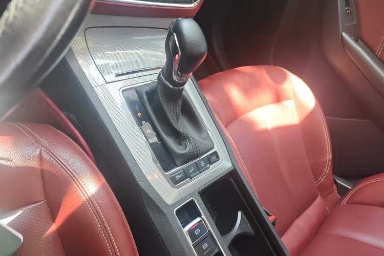 Used Roewe RX5 2016 30T Four-Wheel Drive Automatic Internet Smart Luxury Edition Gear Lever