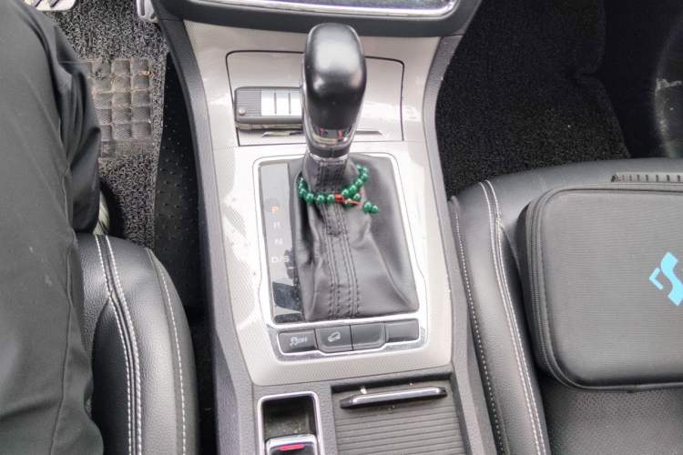 Used Roewe RX5 2016 20T Two-Wheel Drive Automatic Internet Smart Edition Gear Lever