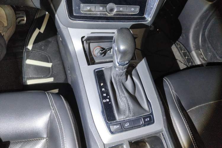 Used Roewe RX5 2016 30T Two-Wheel Drive Automatic Internet Smart Edition Gear Lever