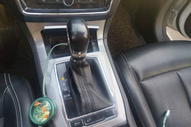 Used Roewe RX5 2016 20T Two-Wheel Drive Automatic Internet Smart Edition Gear Lever