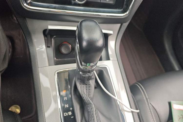 Used Roewe RX5 2016 20T Two-Wheel Drive Automatic Internet Smart Edition Gear Lever