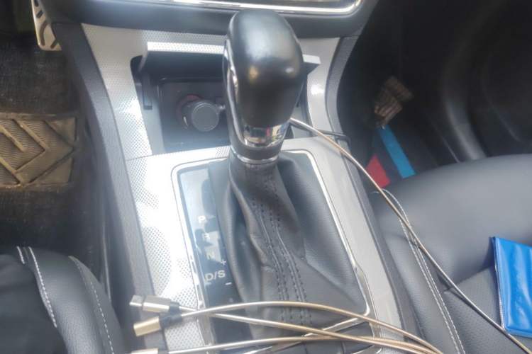 Used Roewe RX5 2016 20T Two-Wheel Drive Automatic Internet Smart Edition Gear Lever