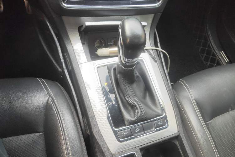 Used Roewe RX5 2016 30T Two-Wheel Drive Automatic Internet Smart Edition Gear Lever