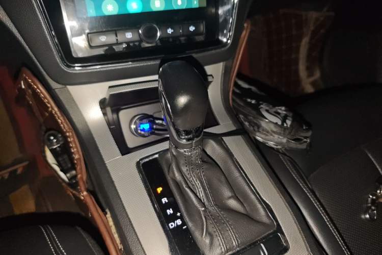 Used Roewe RX5 2016 20T Two-Wheel Drive Automatic Internet Smart Edition Gear Lever